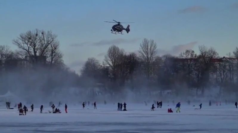 Policie v Berlíně rozháněla děti z ledu vrtulníkem